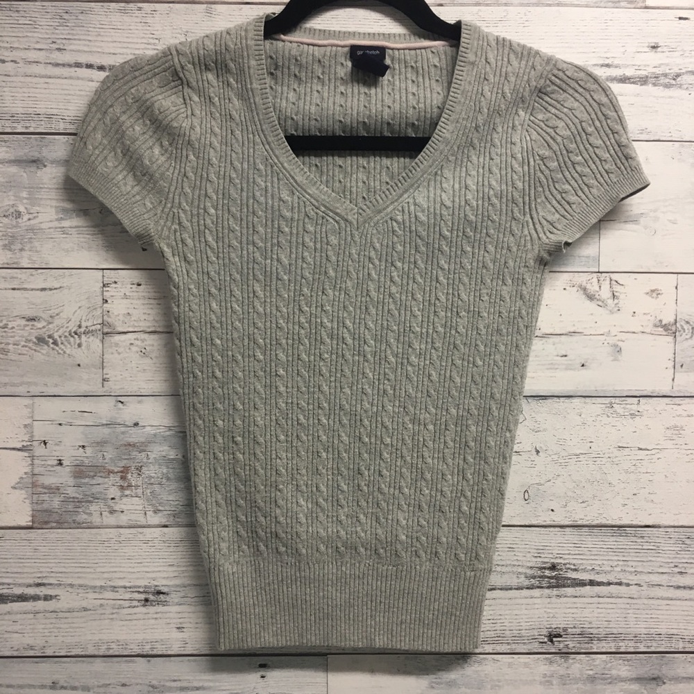 GAP v-neck cable knit short sleeve sweater
